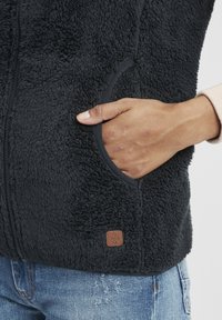 Oxmo OXTHERI - Veste sans manches - insignia b