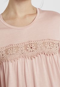Vero Moda Triko s potiskem - light pink