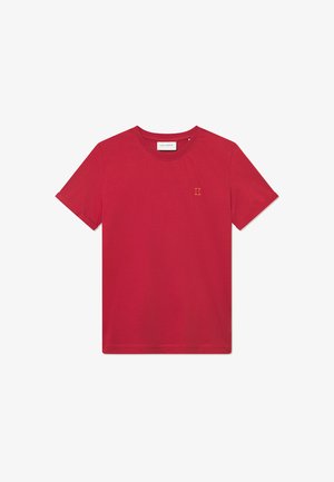 Punane puuvillane t-särk, ümar kaelus, lühikesed varrukad ning vasakul rinnal väike kuldne "II" tikand. Sile tekstuur, mugav lõige.