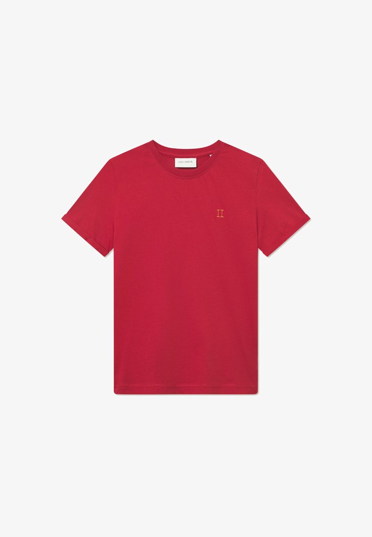 Raudona medvilninė marškinė su apvaliu kaklu, trumpomis rankovėmis ir mažo aukso spalvos "II" siuvinėjimu kairėje krūtinės pusėje. Lygus audinys, laisvas kirpimas.