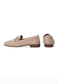 Beige leren loafers met een ronde neus, decoratieve gouden hardware en een lage bruine houten hak. Gladde textuur en minimalistisch ontwerp.