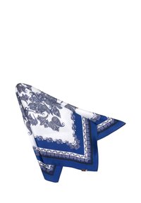 Blauwe en witte zijden sjaal met paisley patroon, decoratieve randen en een zachte textuur, gevouwen in een losse driehoeksvorm.