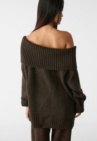 Stradivarius EXPOSED SHOULDER - Trui - brown