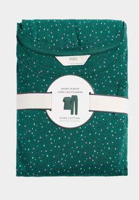 Zielone piżamy z krótkim rękawem z wzorem kropek w kolorze różowym, białym i bordowym. Wykonane z czystej bawełny, z białym paskiem.