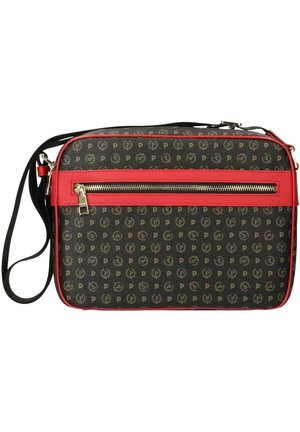 Borsa a tracolla nera in sintetico con motivo logo dorato, dettagli in pelle rossa e una tasca con zip frontale. Presenta una tracolla regolabile.