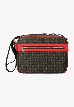 Borsa a tracolla nera in sintetico con motivo logo dorato, dettagli in pelle rossa e una tasca con zip frontale. Presenta una tracolla regolabile.