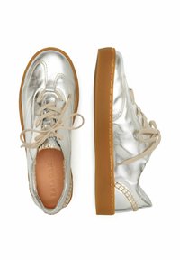 Sneakers argentati metallici con lacci beige e suola in gomma beige. Presentano un design minimalista e dettagli di cucitura lungo la suola.