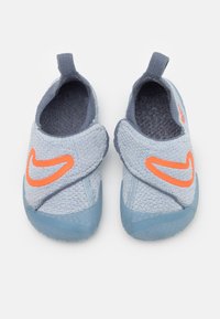 Nike Performance UNISEX - Tenisice za cestovno trčanje - light armory blue/hyper orange-football grey