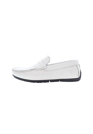 Hvide lædersneakers uden snørebånd med sort gummisål, der har syninger og et diskret logo på siden. Flad, afrundet tådesign.