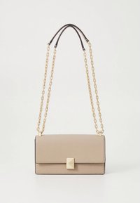 Bež teksturirana kožna torba pravokutnog oblika, sa zlatnim lancem kao remenom i istaknutom zlatnom geometrijskom kopčom sprijeda.