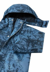 Niebieska kurtka wodoodporna z kapturem, zdobiona abstrakcyjnym wzorem w ciemniejszym odcieniu niebieskiego, z elastycznymi mankietami, zamkiem błyskawicznym z przodu oraz zapięciem na napy.