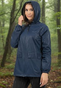 Marineblauwe waterdichte jas met een capuchon, elastische manchetten, ritssluiting en twee voorzakken. Heeft een glanzende afwerking en waterdruppels op het oppervlakte.