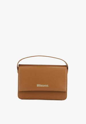 Rechthoekige bruine leren handtas met een bovenhandvat en een gouden "Blauer." logo gecentreerd op de voorklep.