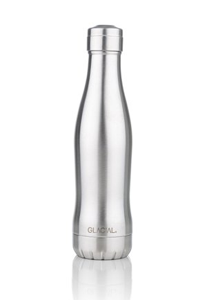 Izolowana butelka na wodę ze stali nierdzewnej z zakręcaną nakrętką, wąską szyjką i logo „GLACIAL” blisko podstawy, umieszczona na odbijającej powierzchni.