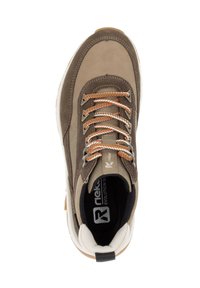 Baskets marron et beige en matériaux mesh et daim, avec des lacets orange et blanc, un col rembourré et une semelle en caoutchouc.