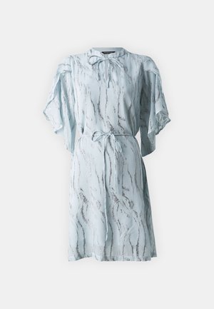 Robe bleu clair avec des manches courtes fluides, présentant des motifs ondulés argentés, un col rond et une taille nouée pour un ajustement réglable.