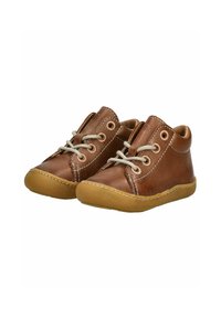 Braune Lederschuhe mit abgerundetem Zehenbereich, brauner Gummisohle und beigen Schnürsenkeln. Eine Ziernaht betont den oberen Teil. Geeignet für Kinder.