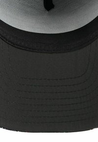 Schwarze Mütze mit flachem Schirm, ausgestattet mit einem einfarbigen Design und strukturiertem Innenfutter. Der Rand hat ein bunten, gefleckten Muster.