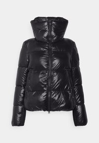 Giacca imbottita nera con un esterno lucido e trapuntato, cappuccio, zip completa e polsini elasticizzati. Presenta tasche laterali discrete e un design slanciato.