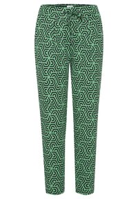 Grüne gemusterte Hose mit einem geometrischen Design in Schwarz, verstellbarem Bund mit Kordelzug und schmal zulaufendem Bein. Glatte Stofftextur.
