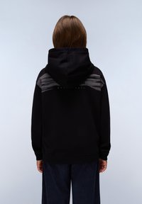 Sweat à capuche noir avec une grande capuche, présentant une bande texturée grise sur le haut du dos et des poignets côtelés. Le tissu semble doux et lisse.