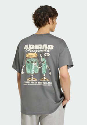 adidas Originals, PICKLE GRAPHIC OVERSIZED TEE UNISEX - Camiseta estampada - grey four