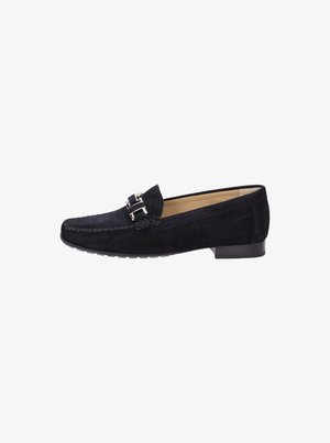 Mocassins en suède bleu marine avec une texture tressée, une boucle décorative en argent et une semelle en caoutchouc à profil bas pour une traction.