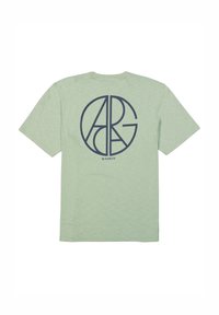 Lichtgroen T-shirt met korte mouwen en een cirkelvormig marineblauw grafisch ontwerp met de letters "ARG" en het merklogo op de achterkant.