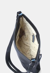 Zwarte leren tas met een ritssluiting. Het interieur heeft een lichtbruine voering met geometrische patronen en een klein ritsvakje aan de binnenzijde.