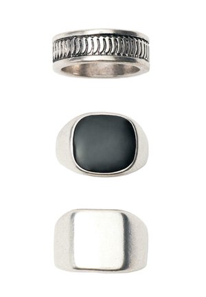 Drei Silberringe: einer mit geriffeltem Muster, einer mit schwarzem quadratischem Stein und einer mit glatter quadratischer Oberseite, alle auf weißem Hintergrund dargestellt.