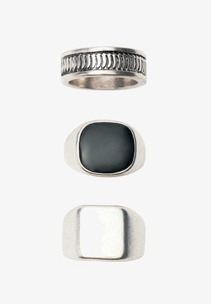 Drei Silberringe: einer mit geriffeltem Muster, einer mit schwarzem quadratischem Stein und einer mit glatter quadratischer Oberseite, alle auf weißem Hintergrund dargestellt.