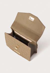 Beige håndveske med preget blomsterdesign, gullfarget tilbehør, oktagonal klaff og innvendig glidelåslomme. Teksturert syntetisk materiale.
