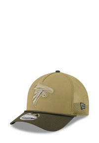 Khakifarbene Baseballmütze mit Netzrücken, ausgestattet mit einem gestickten Logo auf der Vorderseite, flacher Schirm und dezenten Textur-Akzenten.