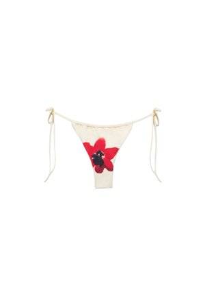 Bas de bikini crème avec liens latéraux et grand imprimé fleur rouge et noir au centre devant.
