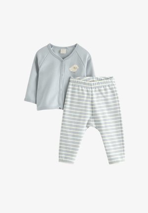 Blauer Baumwoll-Cardigan mit Schaf-Motiv, kombiniert mit blau-weißen gestreiften Hosen. Weiche Textur, Knopfverschluss, elastischer Bund.