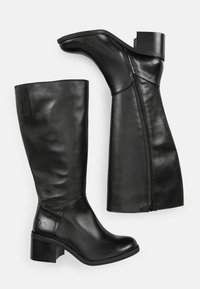 Botas de cuero negro hasta la rodilla con tacón ancho, cremallera lateral y textura suave. Presenta un diseño elegante y minimalista.