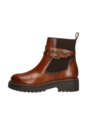 Braune Lederstiefelette mit elastischen Seitenpanelen, einem dekorativen Riemen und einer Schnalle, strukturiertem Sohlen und einem moderat erhöhten Absatz.