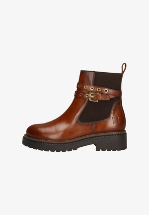 Braune Lederstiefelette mit elastischen Seitenpanelen, einem dekorativen Riemen und einer Schnalle, strukturiertem Sohlen und einem moderat erhöhten Absatz.