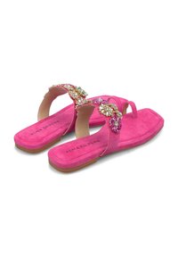 Sandali in suede rosa con suola piatta, decorati con accent i di gemme colorate e un design semplice a strappo. Il logo appare sulla soletta.