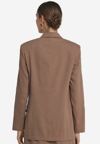 Brązowa marynarka o gładkiej, strukturalnej powierzchni, dopasowanym kroju, długich rękawach i jednym rozcięciu z tyłu. Minimalistyczny design z klasycznym kołnierzem.
