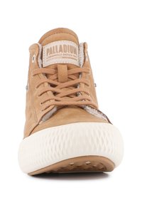 Beige lær høy topp sneakers med teksturert hvit gummisåle, flate snørebånd og polstret krage. Har logo på tungen og siden.