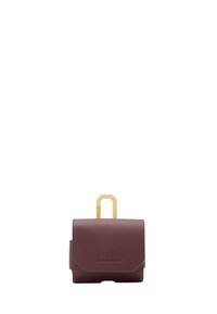 Borsa in pelle bordeaux con superficie texture, dotata di un accento in metallo dorato e un design minimalista con patta. Misura circa 15 cm di larghezza.