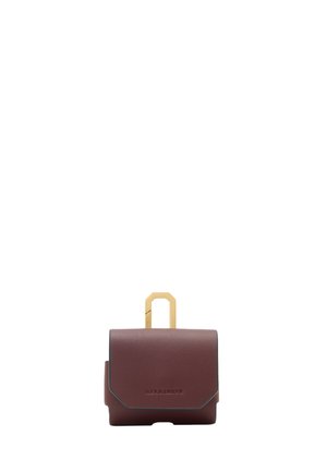 Borsa in pelle bordeaux con superficie texture, dotata di un accento in metallo dorato e un design minimalista con patta. Misura circa 15 cm di larghezza.