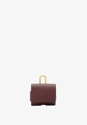 Bolso de cuero burdeos con superficie texturizada, que presenta un acento de herrajes dorados y un diseño minimalista de solapa. Mide aproximadamente 15 cm de ancho.
