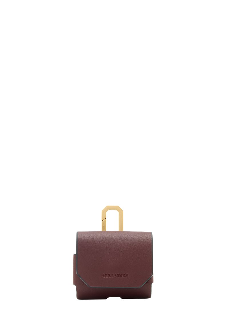 Borsa in pelle bordeaux con superficie texture, dotata di un accento in metallo dorato e un design minimalista con patta. Misura circa 15 cm di larghezza.