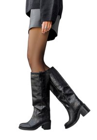 Bottes noires montantes en cuir texturé avec un motif crocodile, dotées d'un talon carré et d'une fermeture éclair latérale pour un enfilage facile.