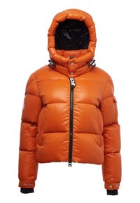 Pomarańczowa kurtka puchowa z wysokim kołnierzem, zamkiem błyskawicznym i regulowanym kapturem. Posiada elastyczne mankiety i przeszywane, puchowe sekcje zapewniające izolację.