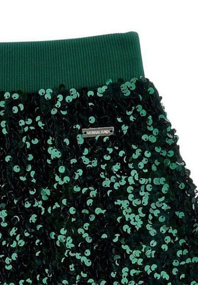 Tissu pailleté vert avec une ceinture côtelée vert foncé, arborant une petite étiquette métallique de marque au bord inférieur.
