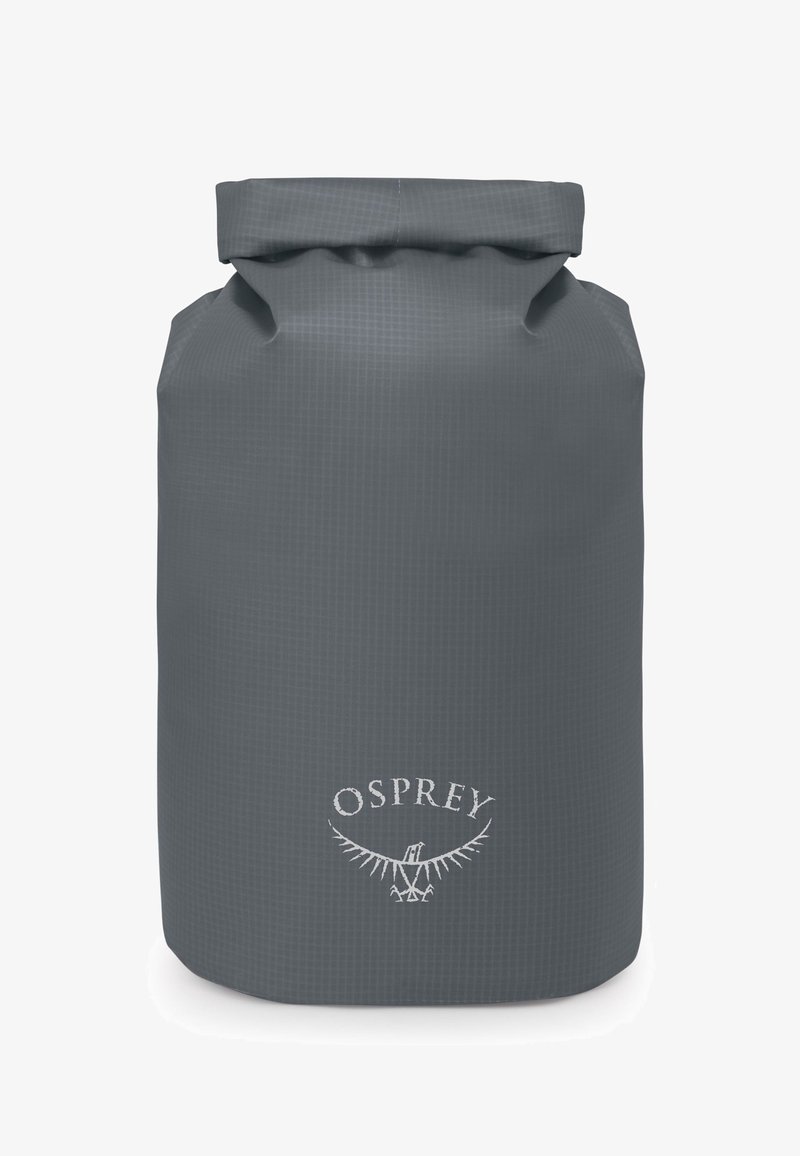 Borsa secca impermeabile grigia a rotolo con superficie texturizzata e logo Osprey bianco nella parte frontale in basso. Forma cilindrica per lo stoccaggio.
