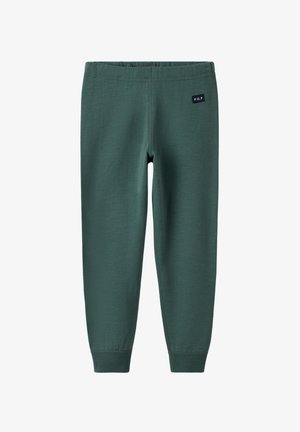 Mørkegrønne børnejoggerbukser med elastikliv, ribbede manchetter og lille "P.O.P" logo-patch på den øverste venstre side.